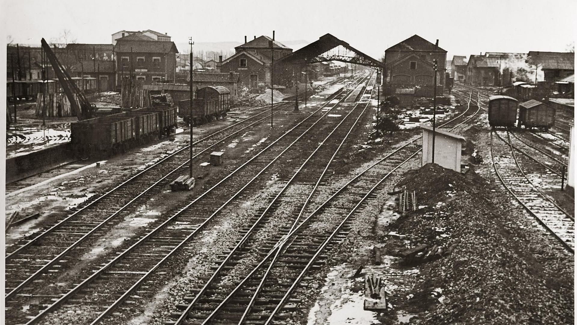 La estación con su marquesina de 1860, por el lado de las vías. A la izquierda, la estación de enlace con el tren de El Irati