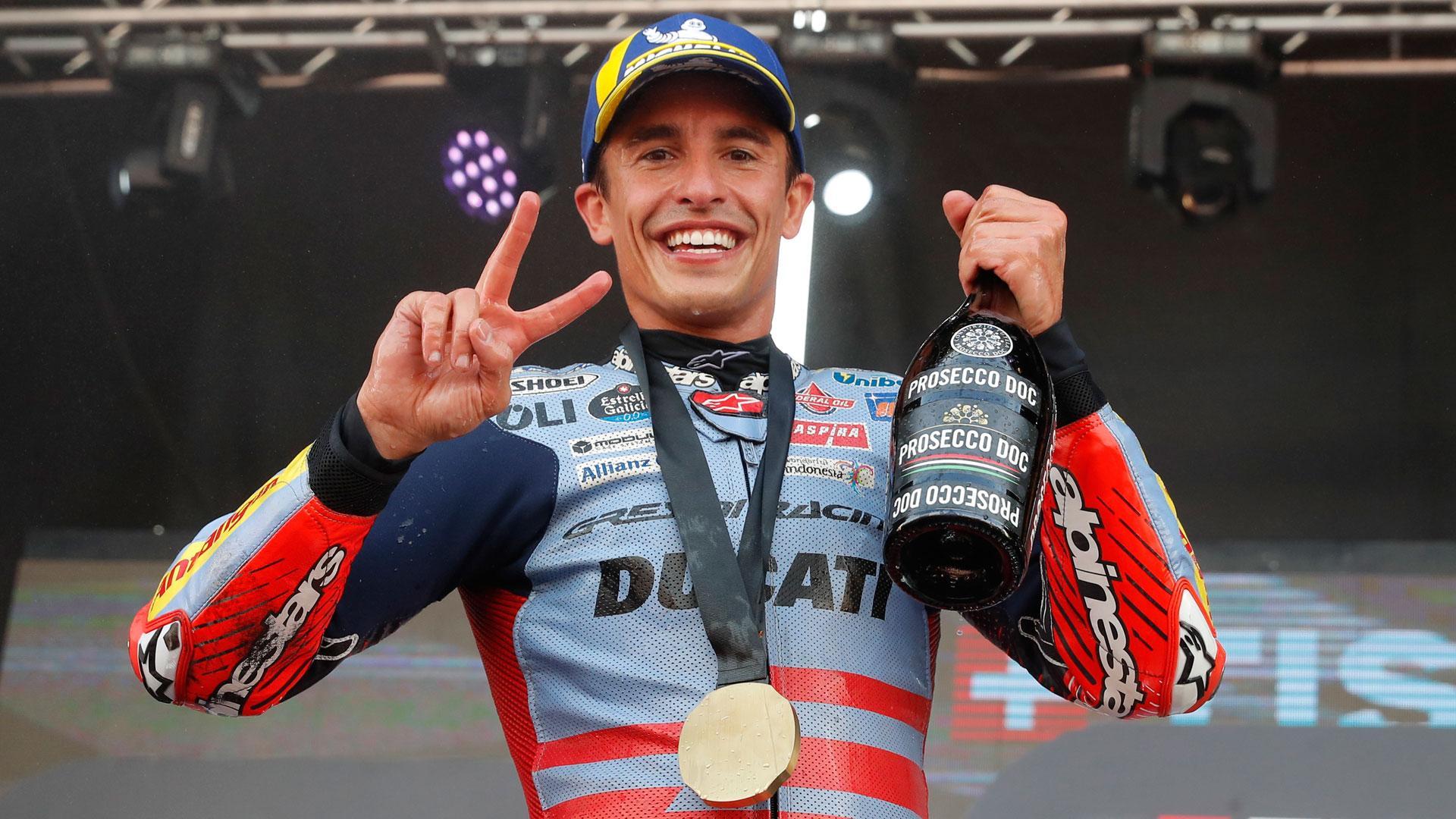 El piloto español de MotoGP Marc Márquez celebra su victoria en la carrera "sprint" del Gran Premio de Aragón en el circuito MotorLand de Alcañiz