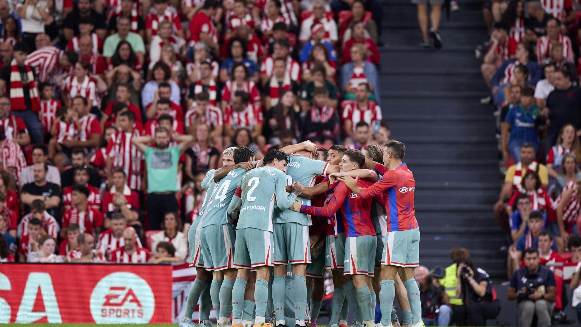 Ángel Martín Correa del Atlético de Madrid celebra tras marcar el primer gol del equipo durante el partido de LaLiga EA Sports entre el Athletic Club y el Atlético de Madrid en San Mamés