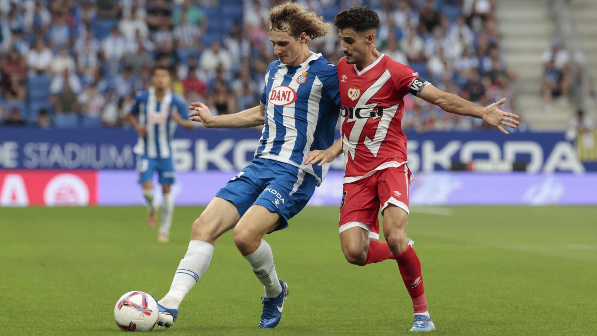 El centrocampista checo del Espanyol Alex Kral (i) pelea un balón con el centrocampista del Rayo Vallecano Óscar Valentín durante el partido de LaLiga entre el Espanyol y el Rayo Vallecano