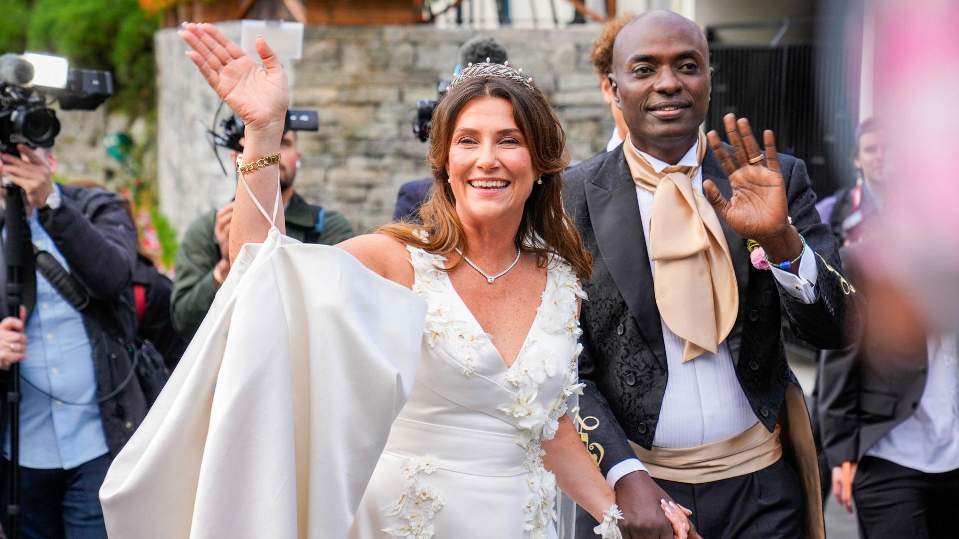 Marta Luisa de Noruega y el chamán Durek Verret saludan el día de su boda