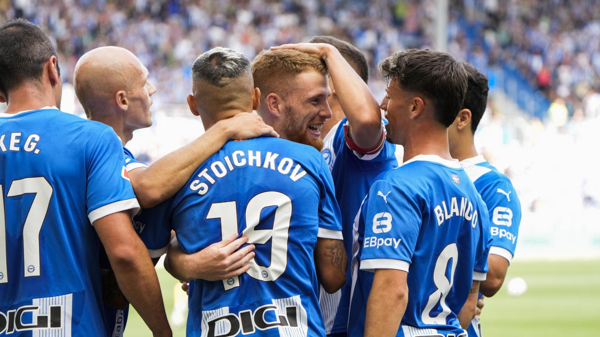 El centrocampista del Alavés Carlos Vicente celebra el primer gol de su equipo durante el partido de LaLiga entre el Alavés y la UD Las Palmas, este domingo en el estadio de Mendizorroza de Vitoria-Gasteiz