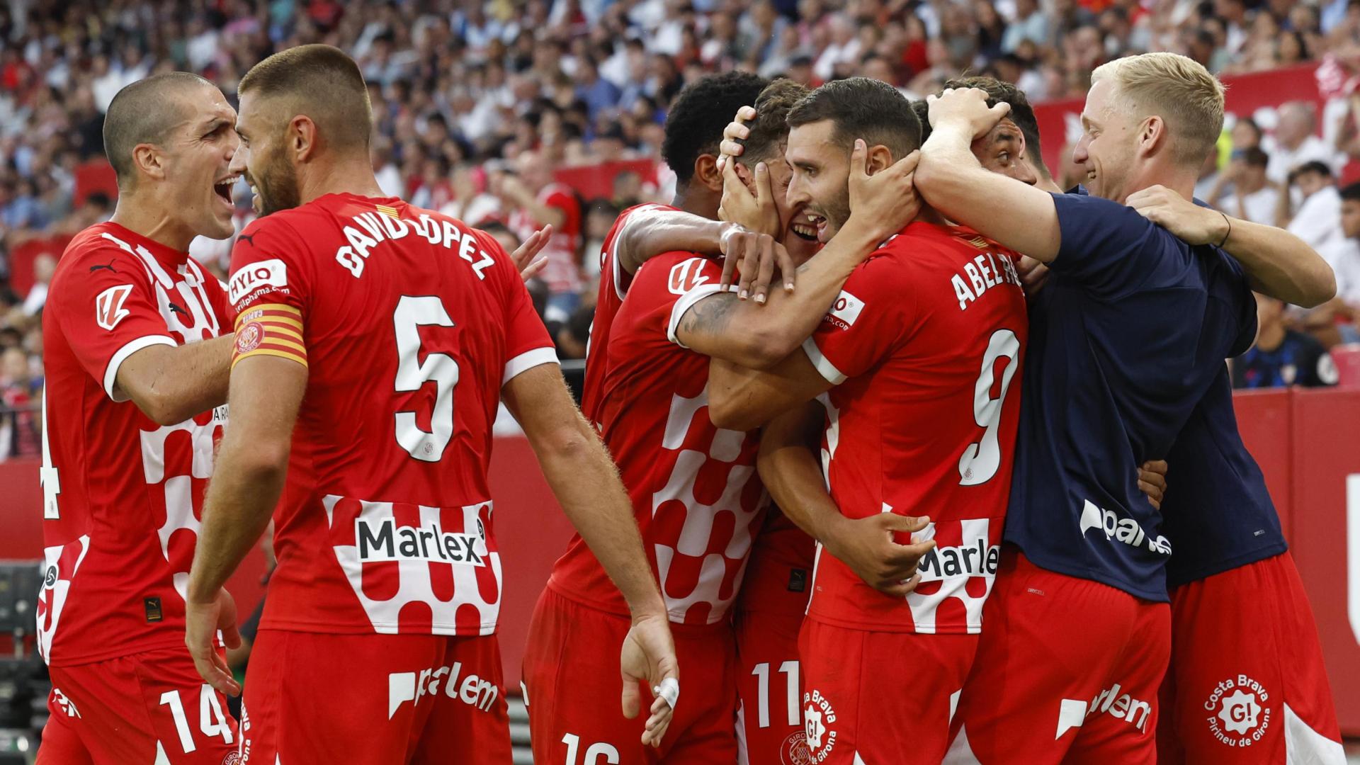 El delantero del Girona Abel Ruiz celebra su gol, de penalti, durante el partido de la cuarta jornada de LaLiga que Sevilla FC y Girona FC disputan en el estadio Ramón Sánchez-Pizjuán