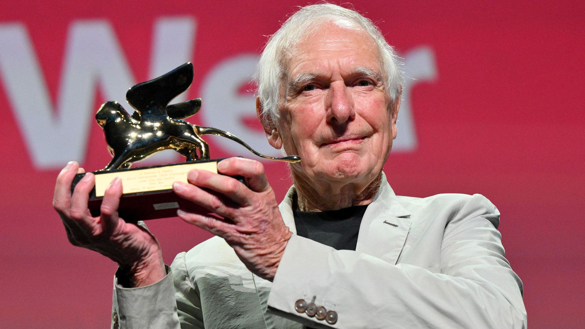 El director australiano Peter Weir muestra el León de Oro honorífico del Festival de Venecia que ha recibido este lunes