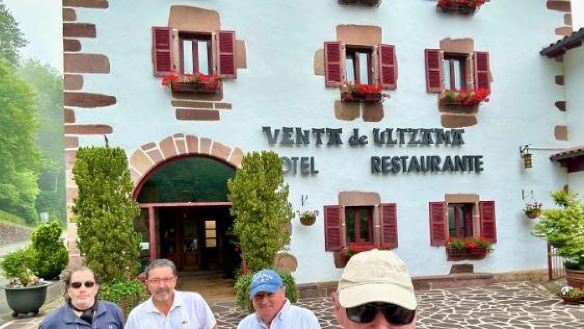Carlos Herrera posa junto a la fachada de la Venta Ultzama