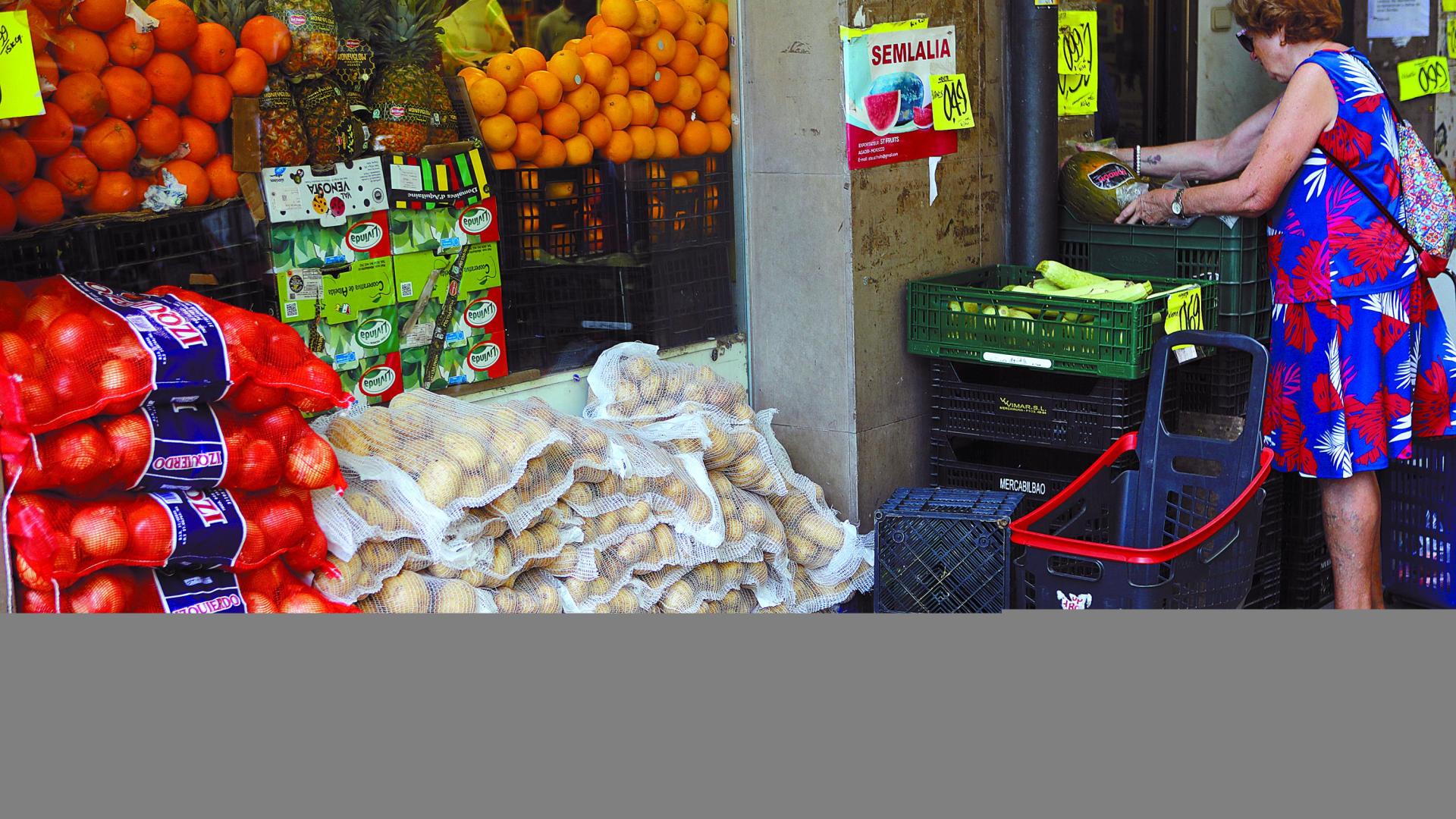 Las fruterías pueden sacar sus productos a la calle siempre que no estén en contacto con el suelo