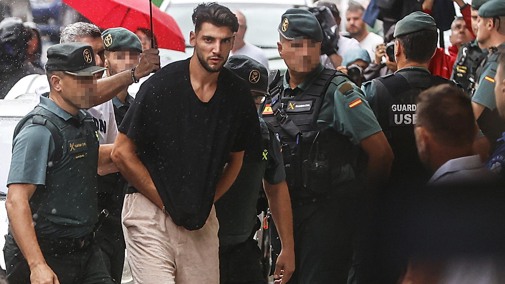 El futbolista del Valencia CF Rafa Mir conducido a los calabozos por agentes de la Guardia Civil