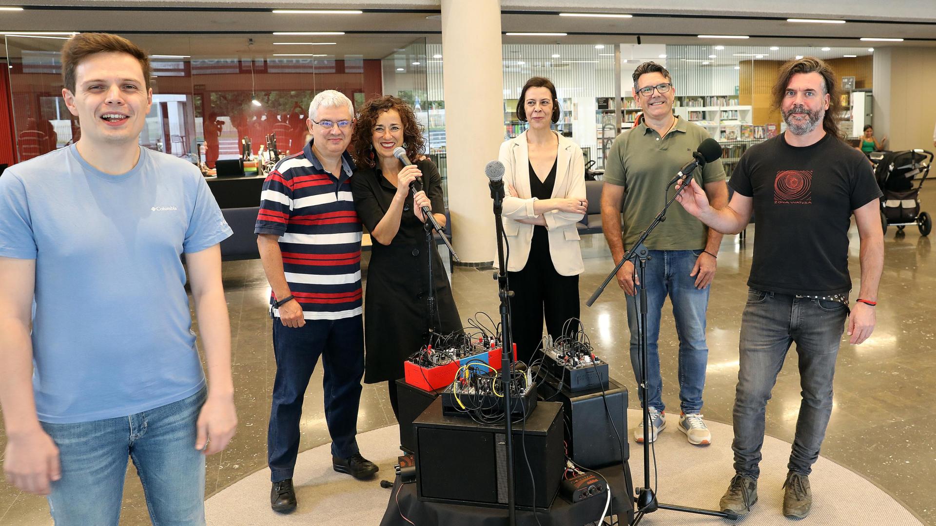 Desde la izquierda, Sergio Eslava (NAK), Joseba Torre (compositor), Belén Otxotorena (actriz y dramaturga), Yolanda Campos e Ignacio Fernández Galindo (NAK) y Javier Úcar Amsia (artista sonoro), este martes 3 de septiembre, en Civican, donde tuvo lugar el encuentro de inauguración del festival