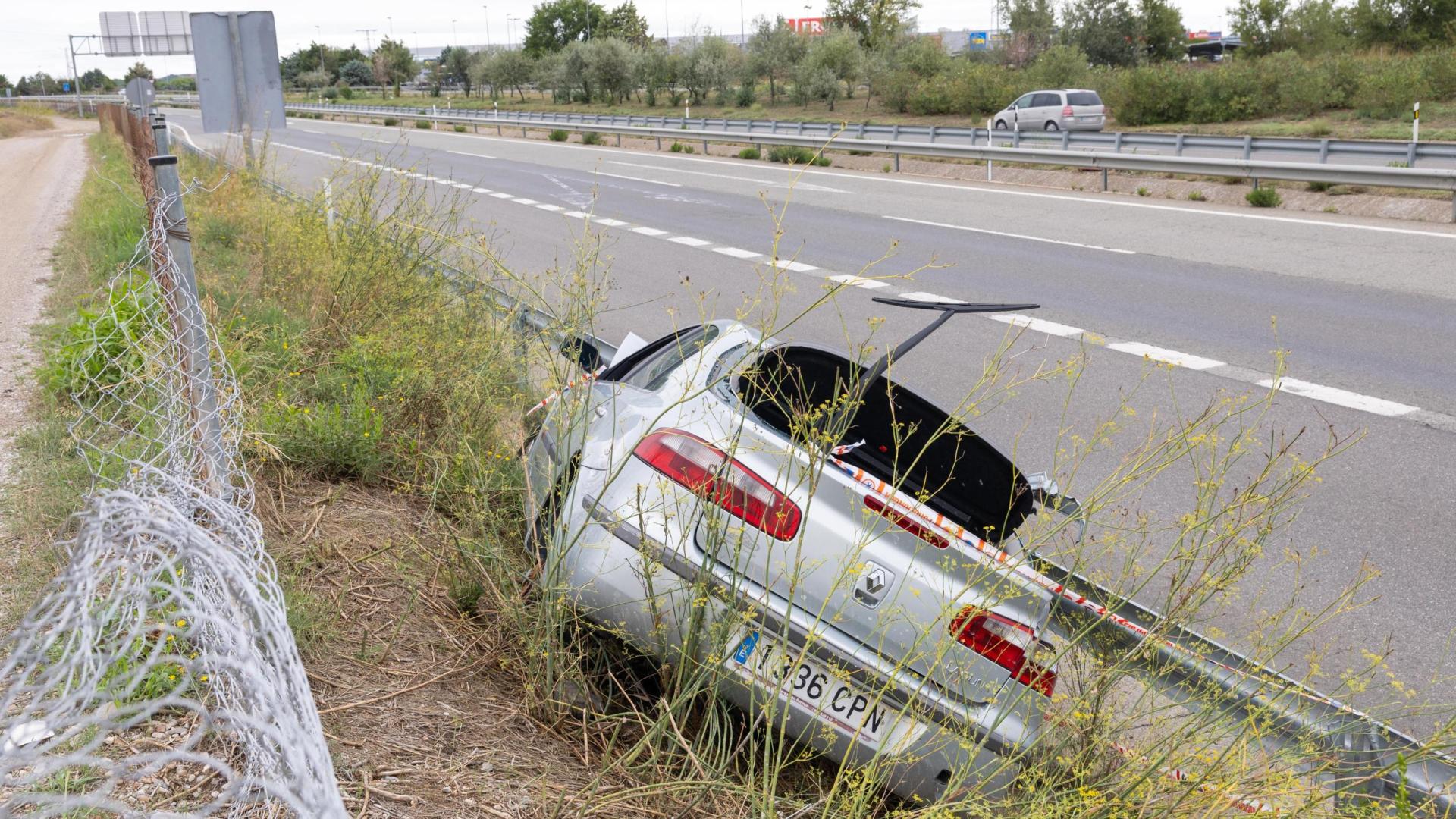 Imagen del coche abandonado junto a la A-68 a la altura de Tudela