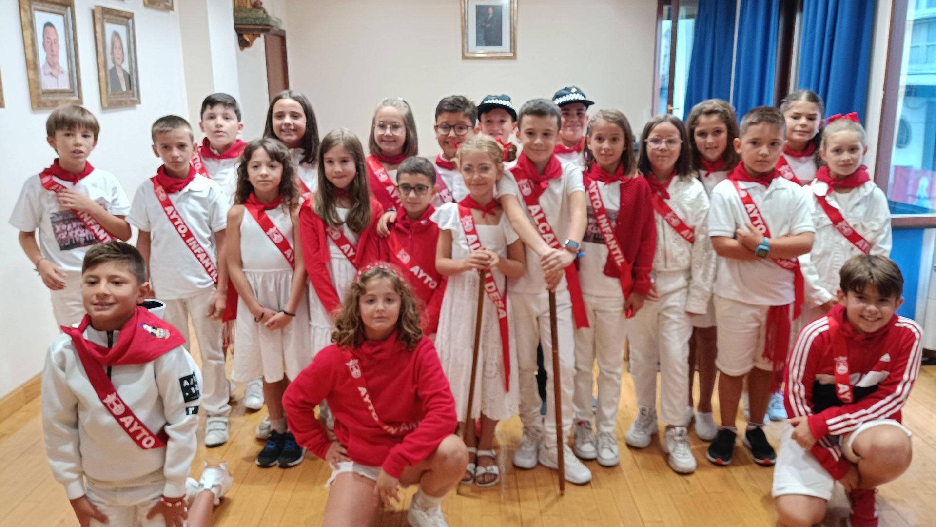 La corporación infantil de Peralta tras la toma de posesión y después de haber lanzado el cohete