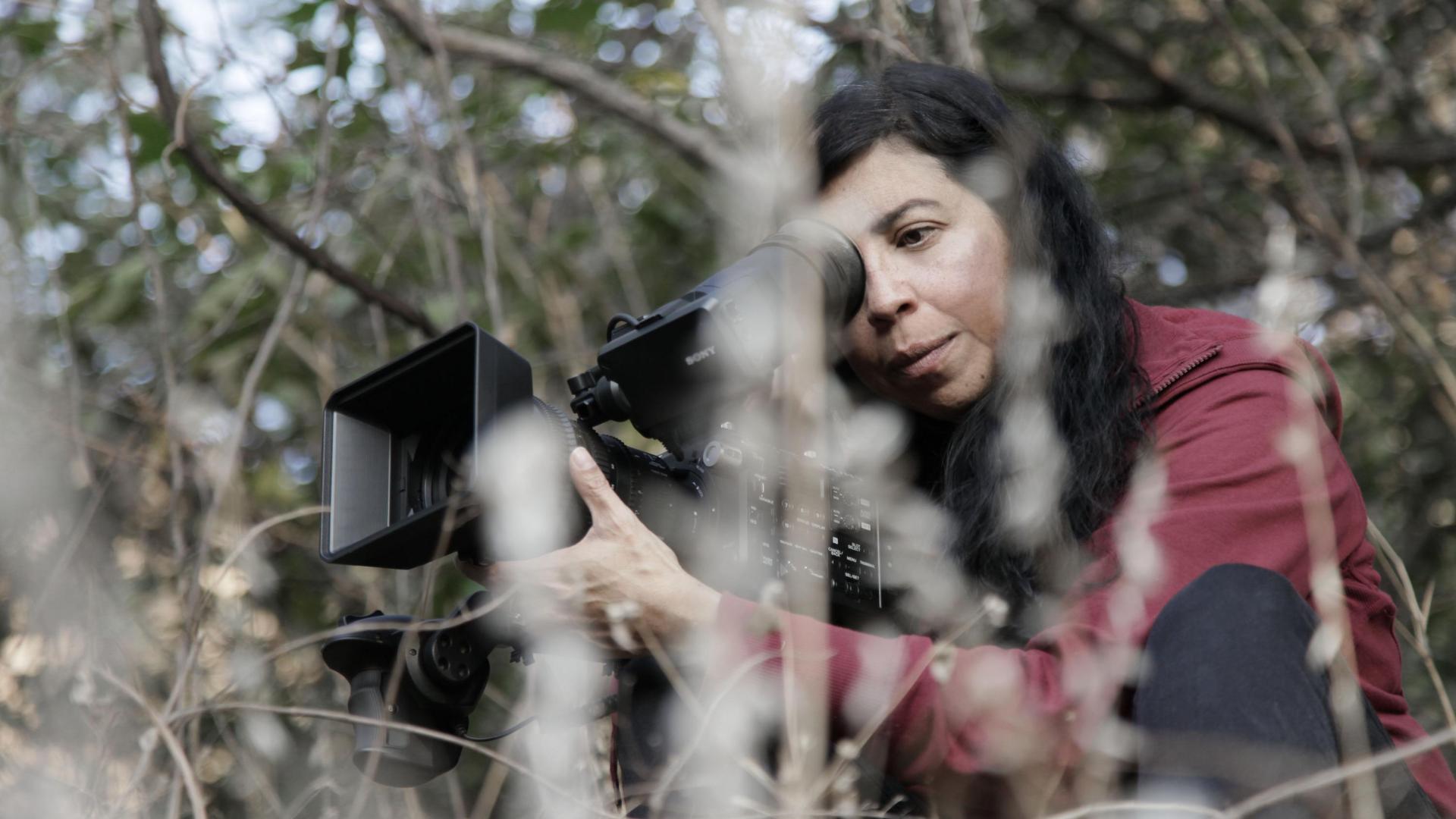 La directora Tatiana Huezo durante un rodaje