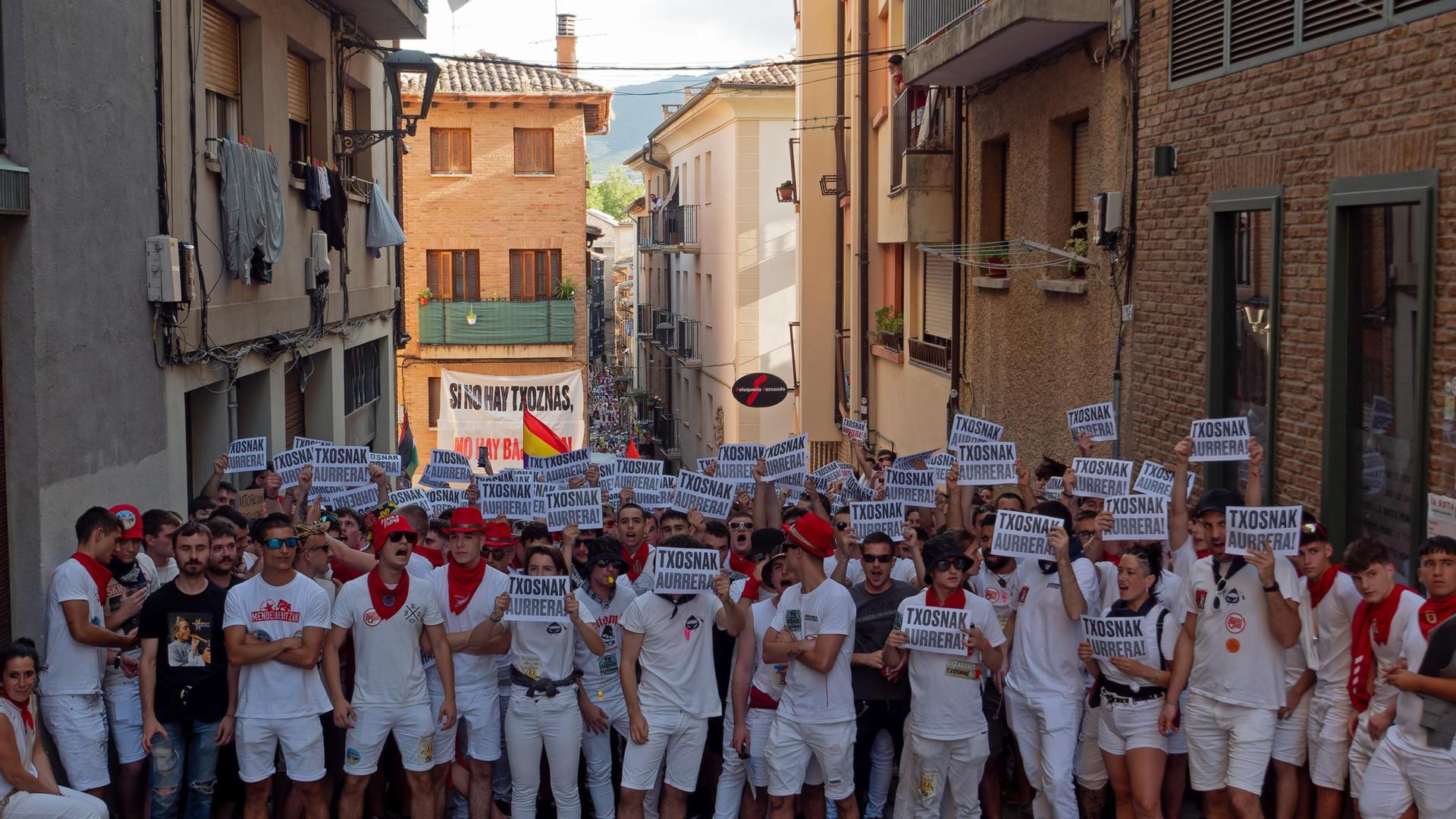 *A:MONTXO A.G.
*F: 2024-08-02
*L: ESTELLA-LIZARRA
*T:FIESTAS BAJADICA DEL PUY TAPON CONTRA EL AYUNTAMIENTO
*P: