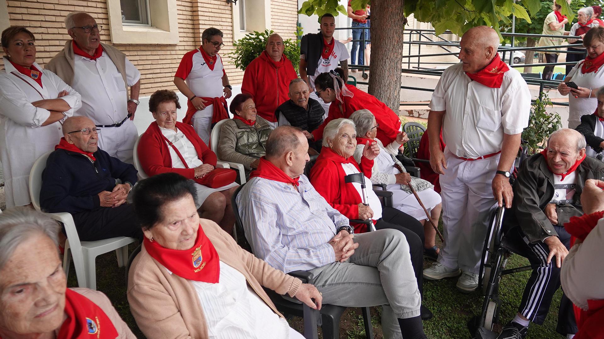 Vecinos que viven en la residencia, con los pañuelos rojos que les regalaron