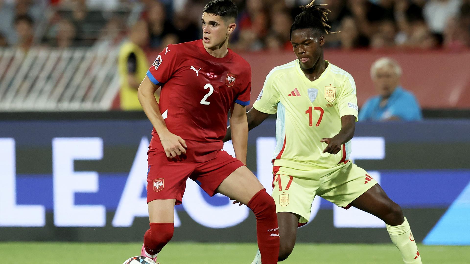 Nico WIlliams presiona al serbio Kosta Nedeljkovic durante el encuentro de la Liga de las Naciones