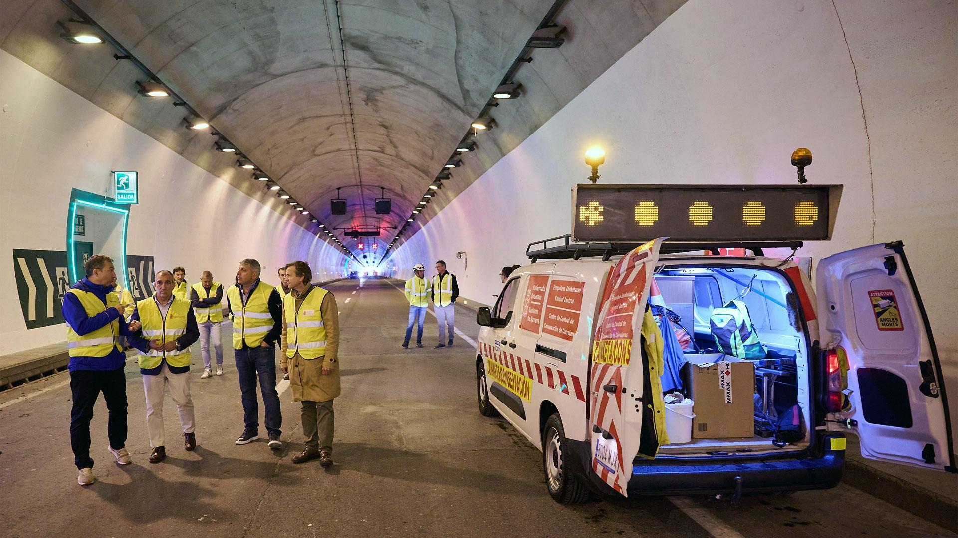 El consejero Chivite (2º izda.), durante su visita a las obras de mejora de los túneles de Ezkaba