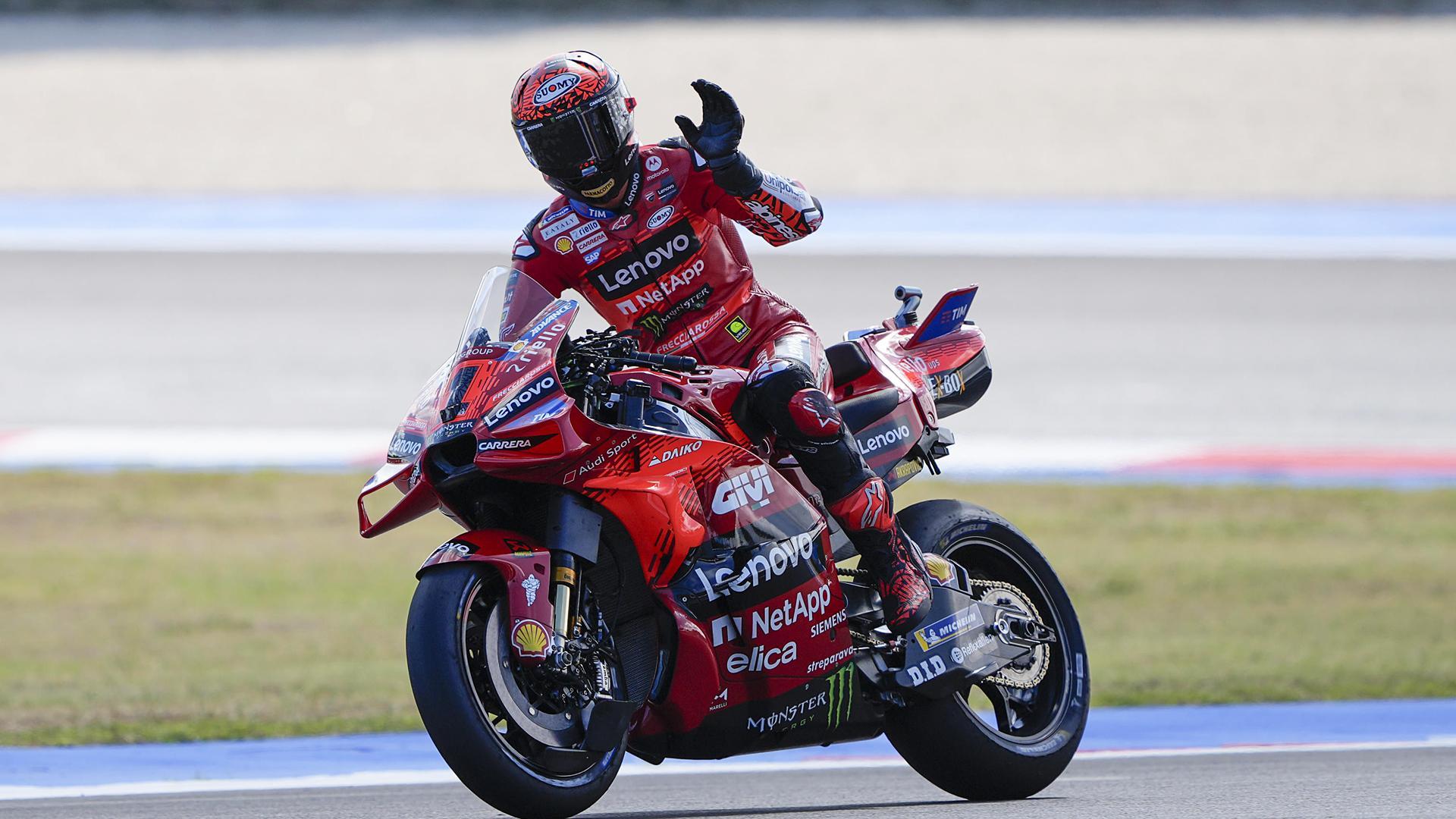 Francesco Bagnaia saluda tras finalizar la primera ronda de libres en el circuito de Misano