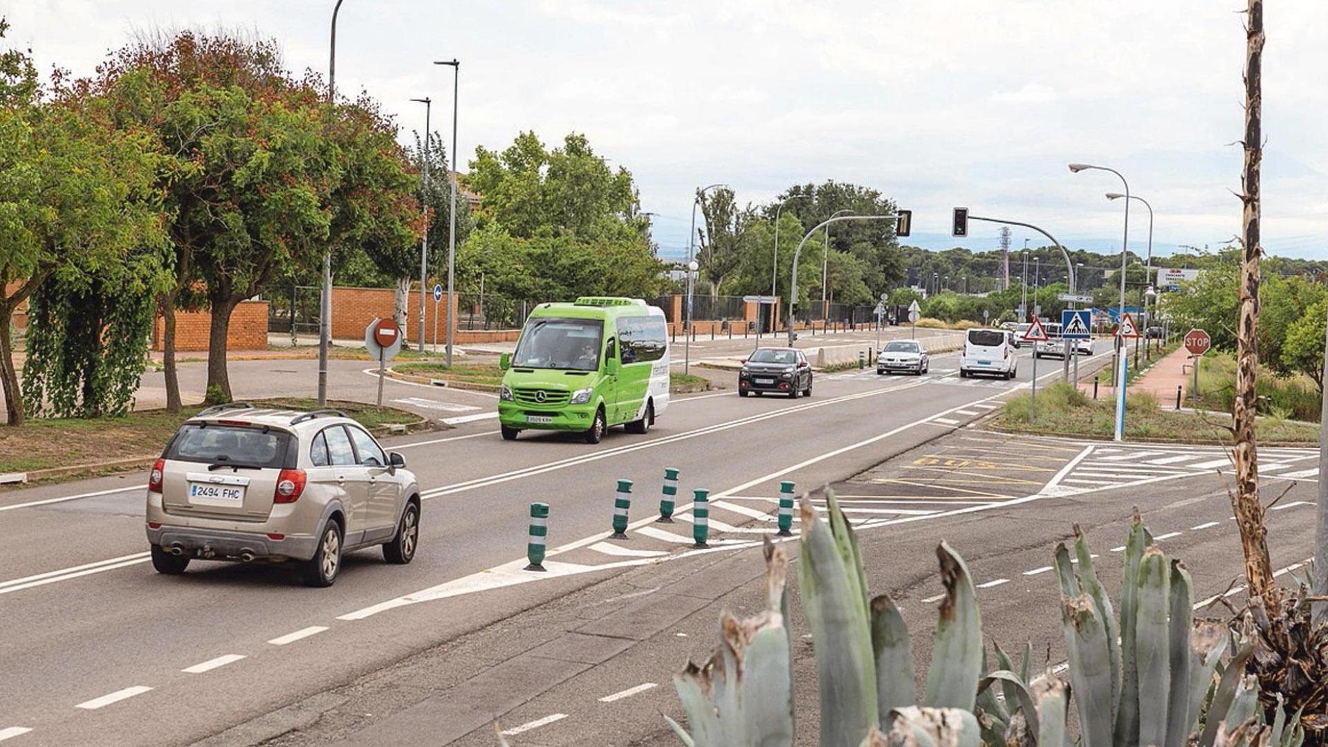 Un tramo de la avenida de Tarazona de Tudela, con el CIP ETI y el IES Valle del Ebro, al fondo a la izquierda