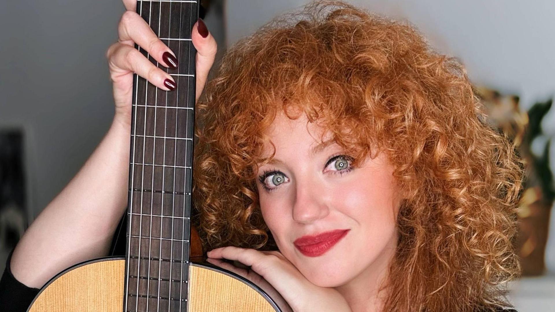 Yhael May con su guitarra en una imagen promocional
