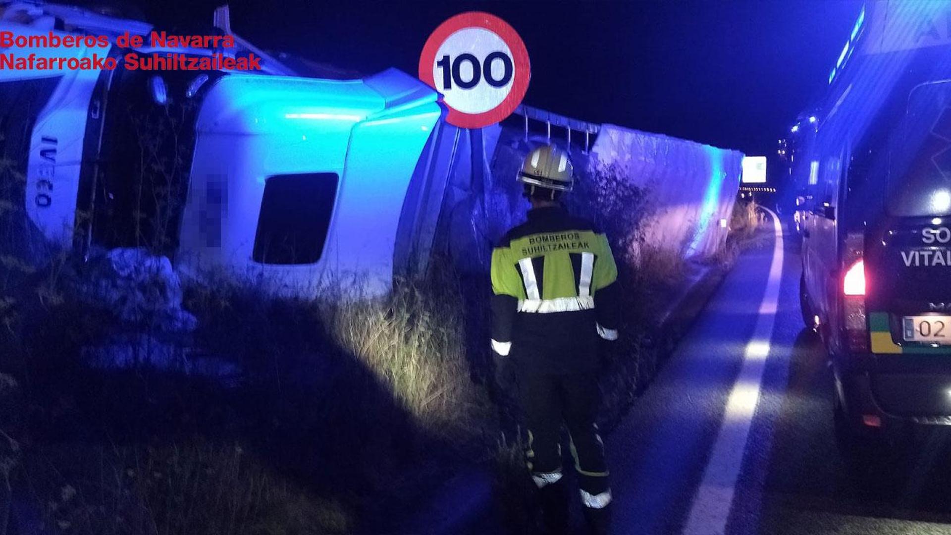 Estado en el que quedó el camión tras volcar en la A-15 en Irurtzun