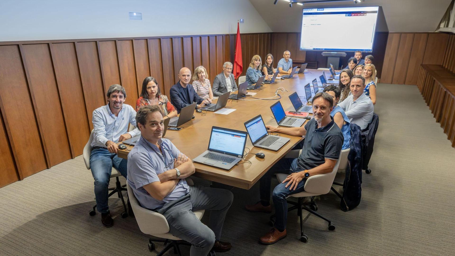 LA COMISIÓN DE COORDINACIÓN. De derecha a izquierda, empezando por el lado izquierdo de la mesa, Juan José Pérez Capapay (Director General de Intervención); los vicepresidentes Begoña Alfaro, Ana Ollo y Félix Taberna; Belén López Carballo (Directora del Secretariado del Gobierno); José Miguel Gamboa Baztán (Secretaría General Técnica del departamento de Cultura); Tania Bernaldo de Quiros Miranda (Secretaría General Técnica del departamento de Desarrollo Rural); Juan de Pablo Fernández (Secretaría General Técnica del departamento de Interior); Juan Jesús Jaurrieta Galdiano (Secretaría General Técnica del departamento de Universidad); Fermín Casado Leoz (Secretaría General Técnica del departamento de Derechos Sociales); Isabel Akerreta Larraz (Secretaría General Téncnica del departamento de Industria); Eduardo Jiménez Izu (Secretaría General Técnica del departamento de Cohesión Territorial); Mª Pilar García García (Secretaría General Técnica del departamento de Salud); Beatriz Ayerra Gamboa (Secretaría General Técnica de Educación); Margarita de Pablo Contreras (Secretaría General Técnica del departamento de Economía); Gurutze Úbeda Echarri (Secretaría General Técnica del departamento de Vivienda); Cristina Arcaya Sánchez (Secretaría General Técnica del departamento de Memoria y Convivencia) e Iñaki Chorraut Aguirre (Secretaría General Técnica de Presidencia e Igualdad)