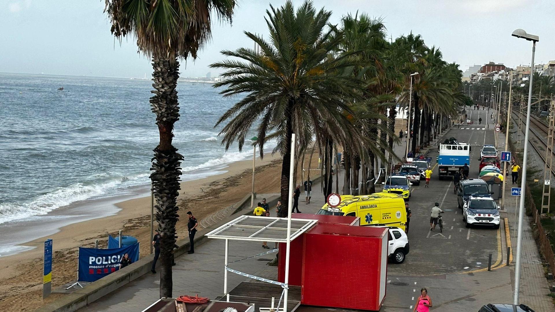 Playa de Badalona en la que ha aparecido el cadáver de la mujer que fue arrastrada por el agua en su coche