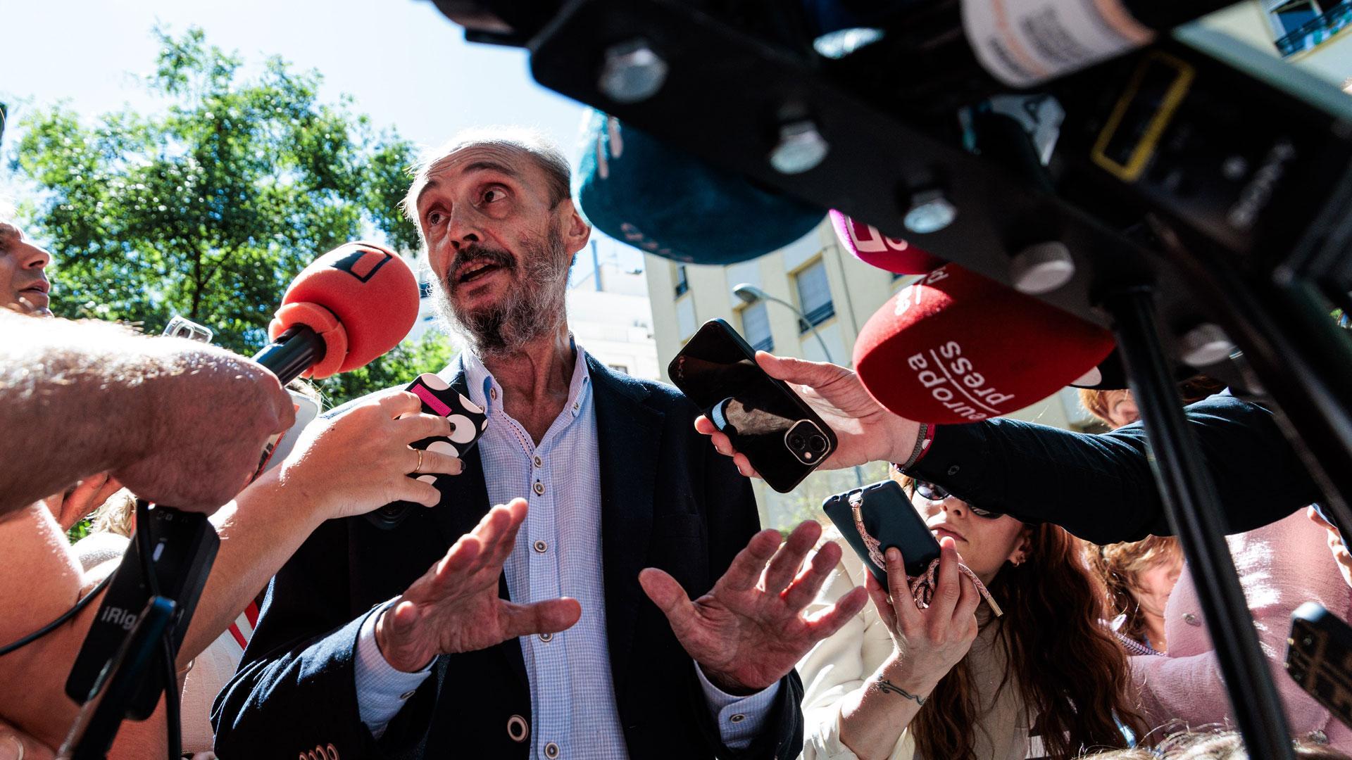El expresidente del Ejecutivo aragonés, Javier Lambán, atiende a los medios tras la reunión del Comité Federal del PSOE