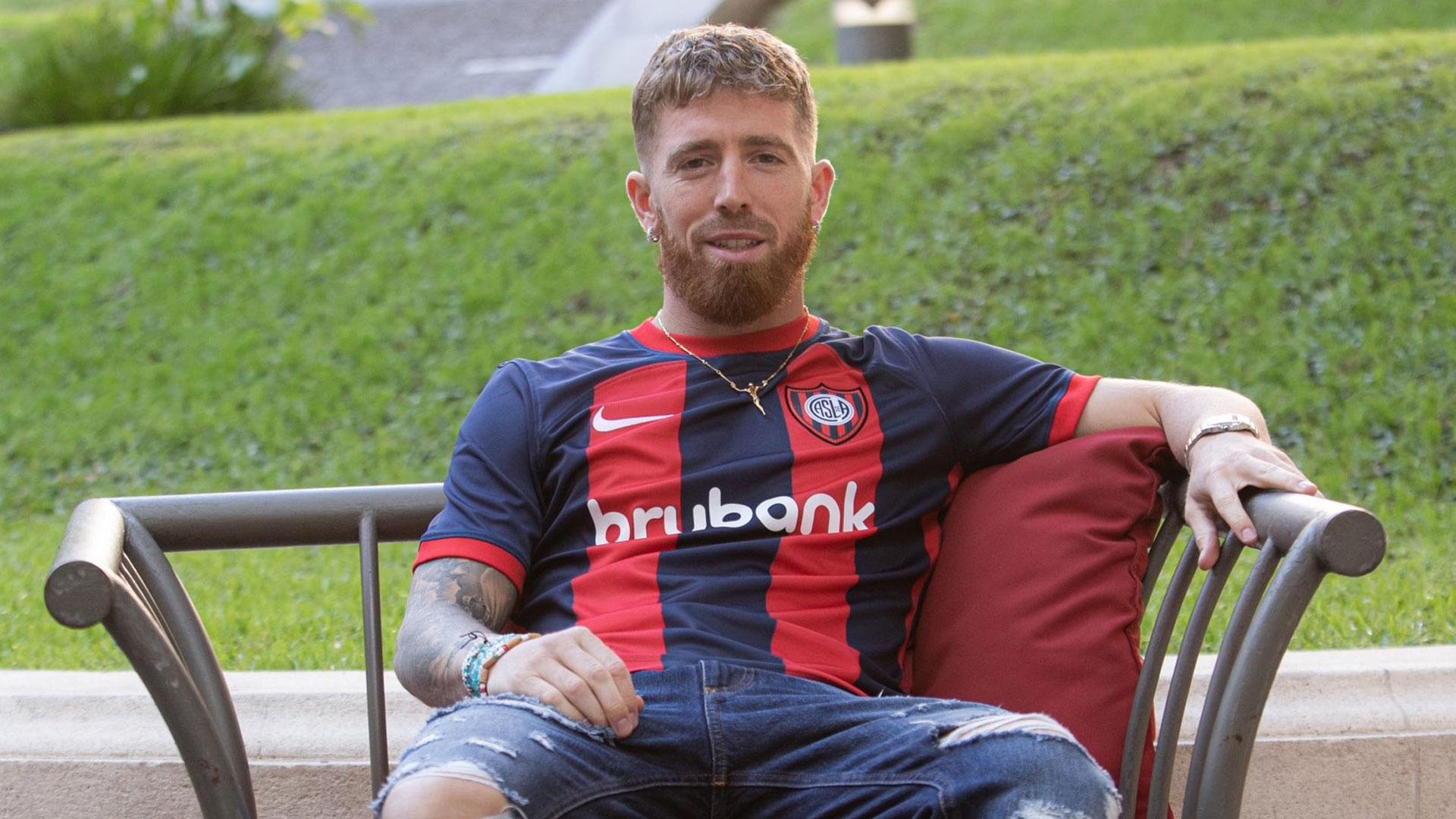 Iker Muniain, con la camiseta de San Lorenzo tras fichar por el equipo argentino