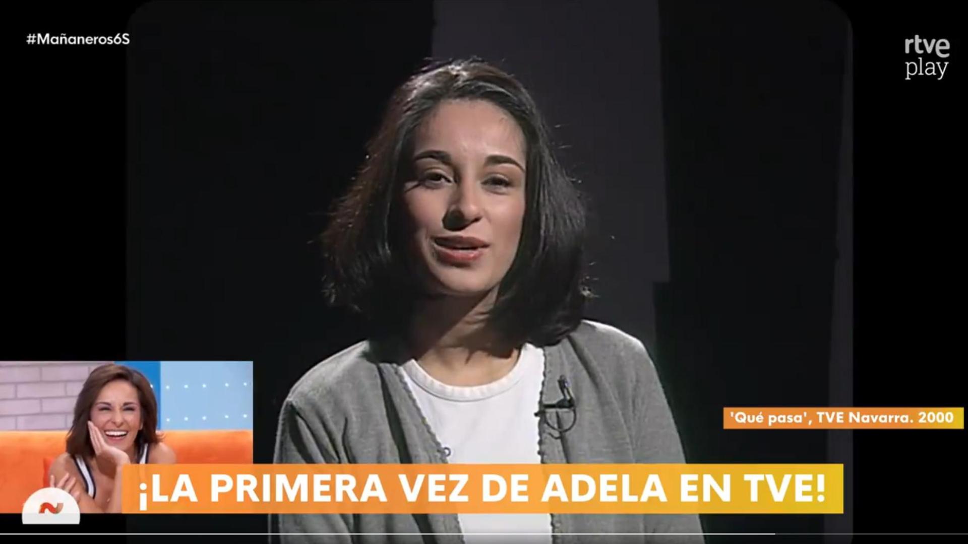 Adela González, viendo en el programa 'Mañaneros' sus inicios en la televisión navarra