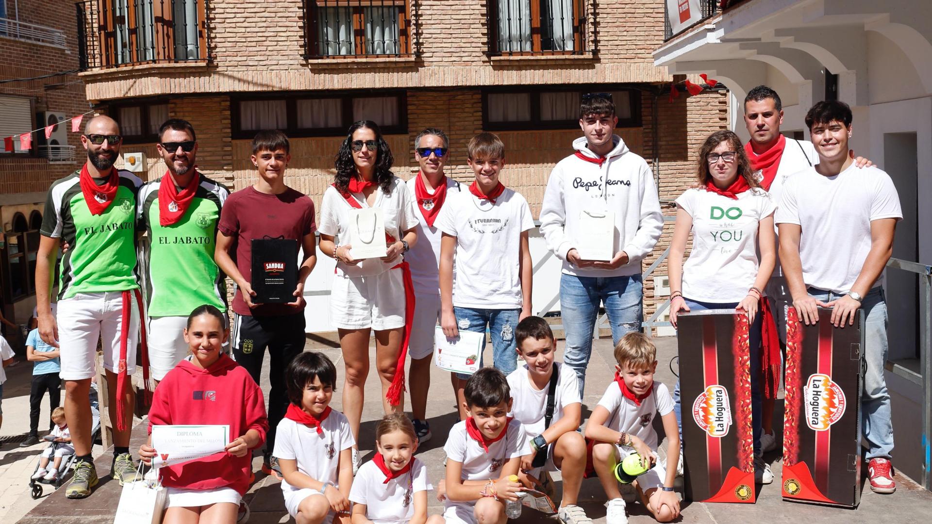 Iván Echeverría -4º por la dcha-. y Ana Calvo -4ª por la izda.-, con el resto de ganadores y organizadores