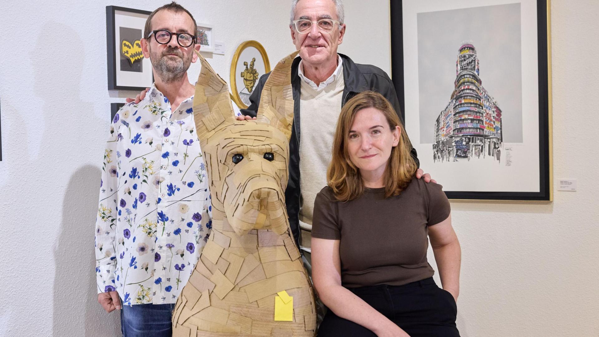 De izquieda a derecha: Pablo Ochoa de Olza, Iñaki Pardos y Cova Orgaz, en la galería Ormolú de Pamplona