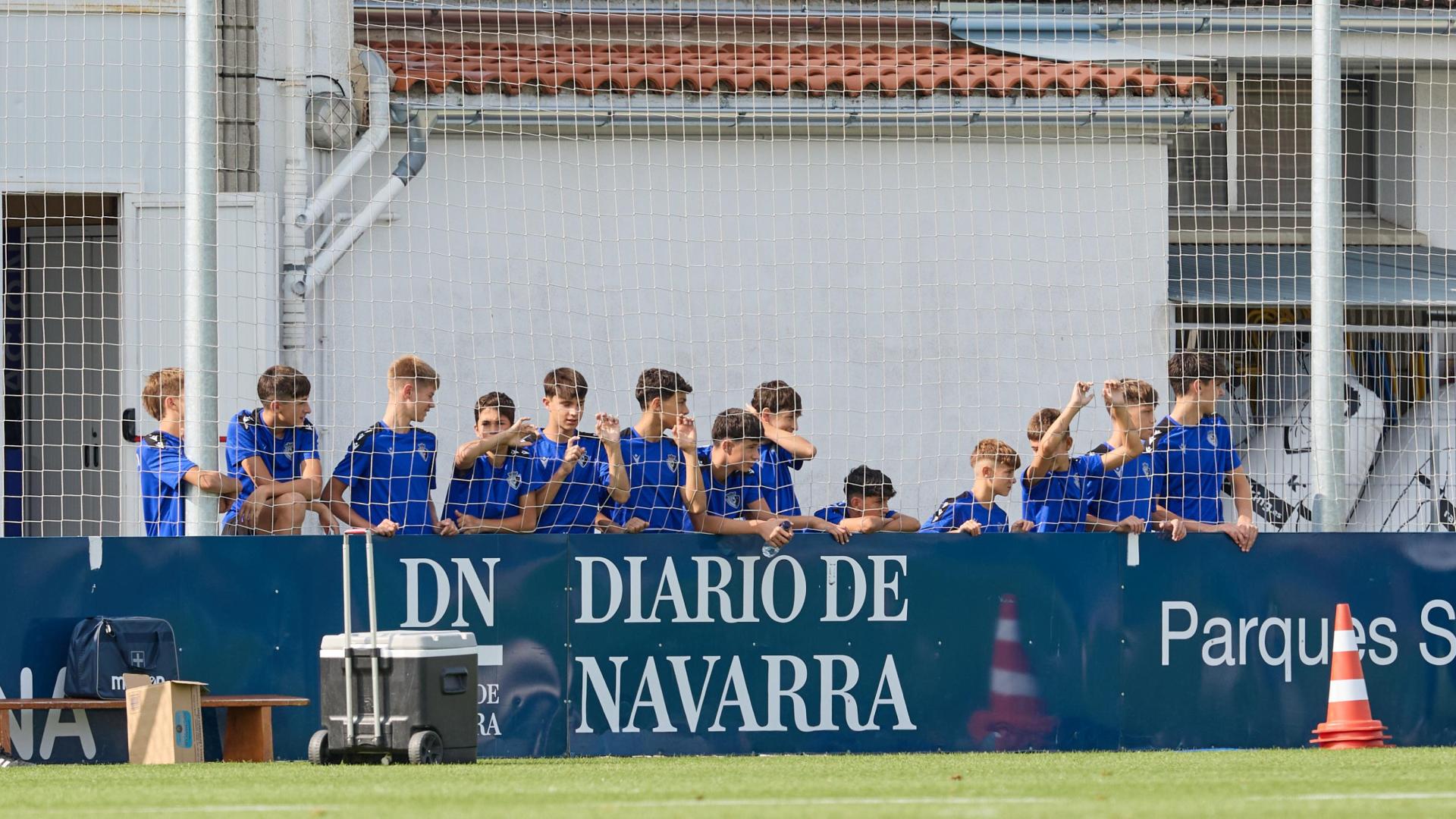 Jugadores de las categorías inferiores de Osasuna, viendo un entrenamiento reciente del primer equipo en Tajonar