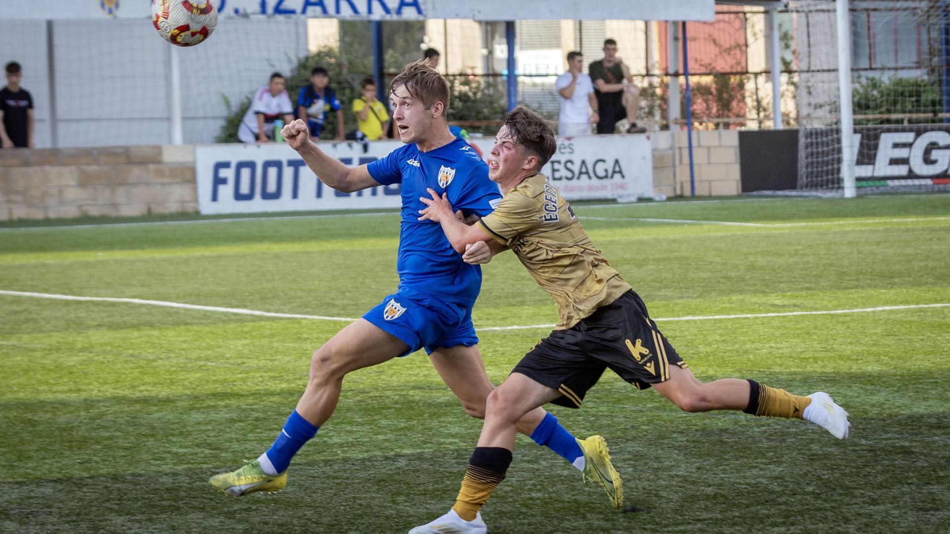 El central del Izarra Oier Aierdi, en el partido inaugural del curso en el Merkatondoa