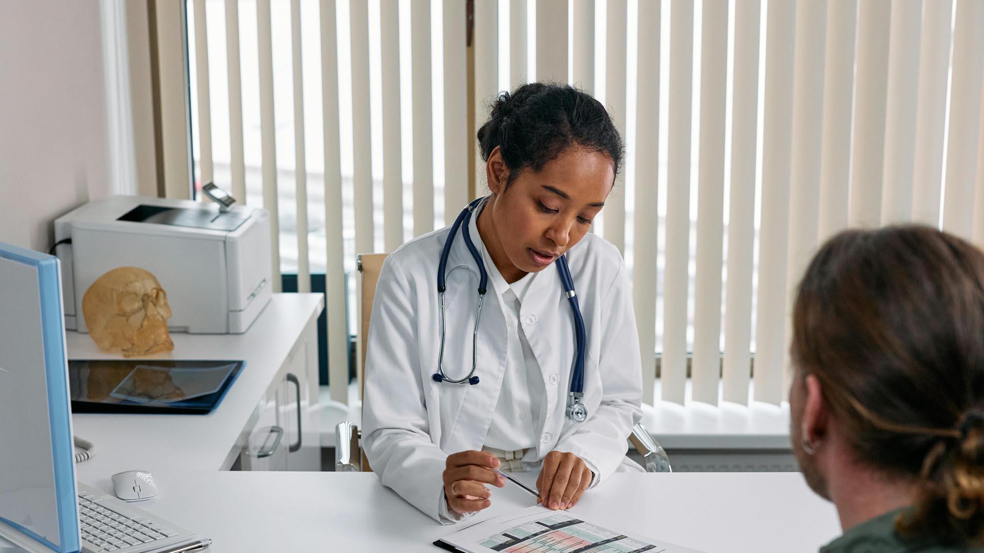 Una doctora durante consulta