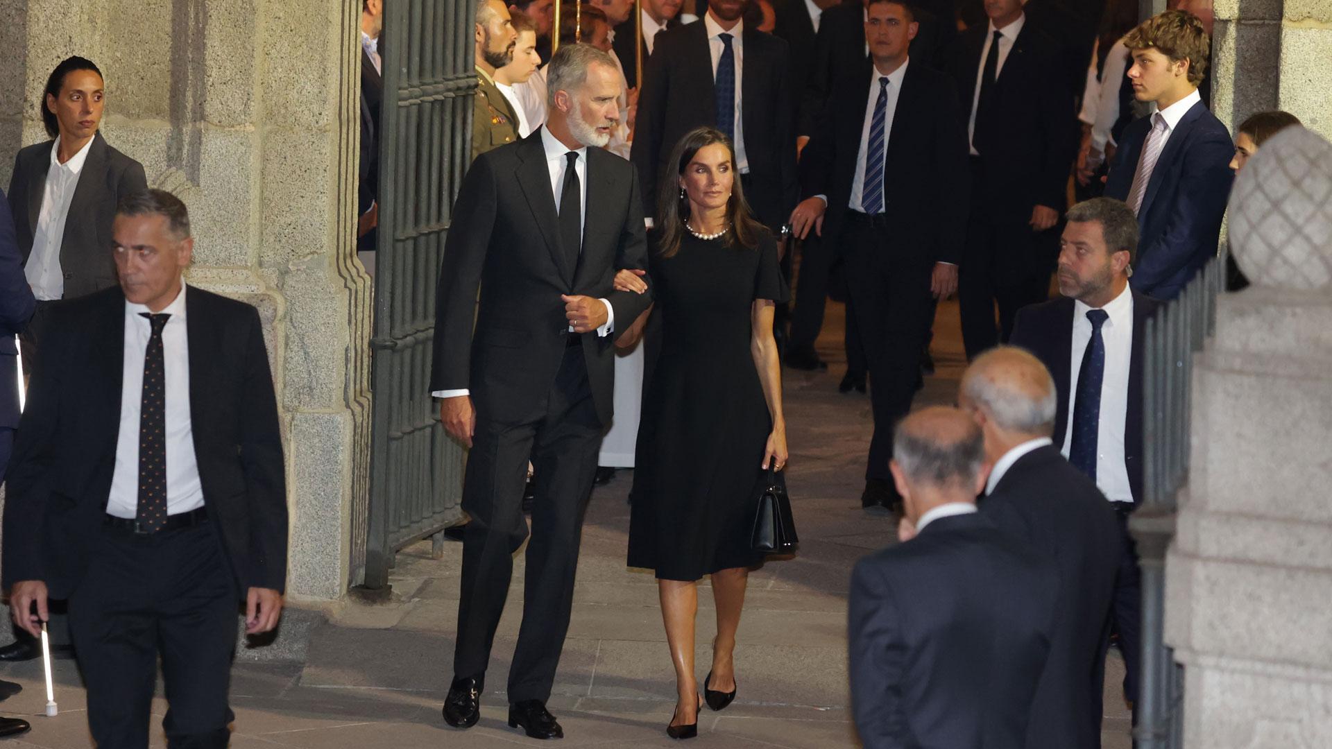 El Rey Felipe y la Reina Letizia a la salida de la Catedral Castrense tras el funeral por Juan Gómez-Acebo