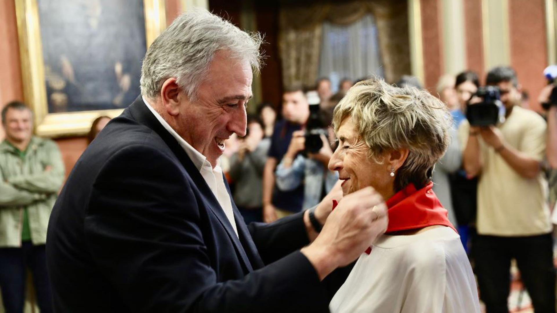 Mariví Esparza Mugueta recibe de Joseba Asiron el noveno Pañuelo de Pamplona
