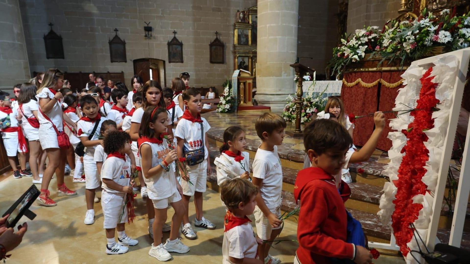 Los niños fiteranos se han acercado este lunes a homenajear a la patrona regalándoles flores