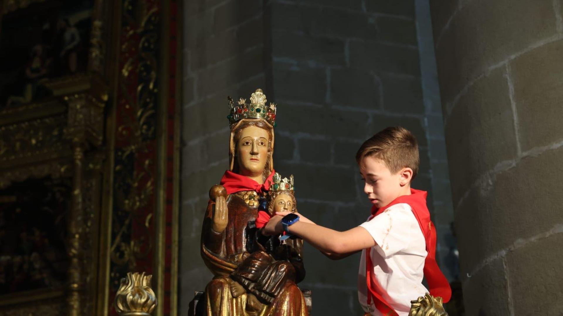 Se ha subido a la figura de la Virgen de la Paz para colocarle el pañuelo al Niiño en el día en el que los más pequeños de la localidad son los protagonistas de la jornada festiva