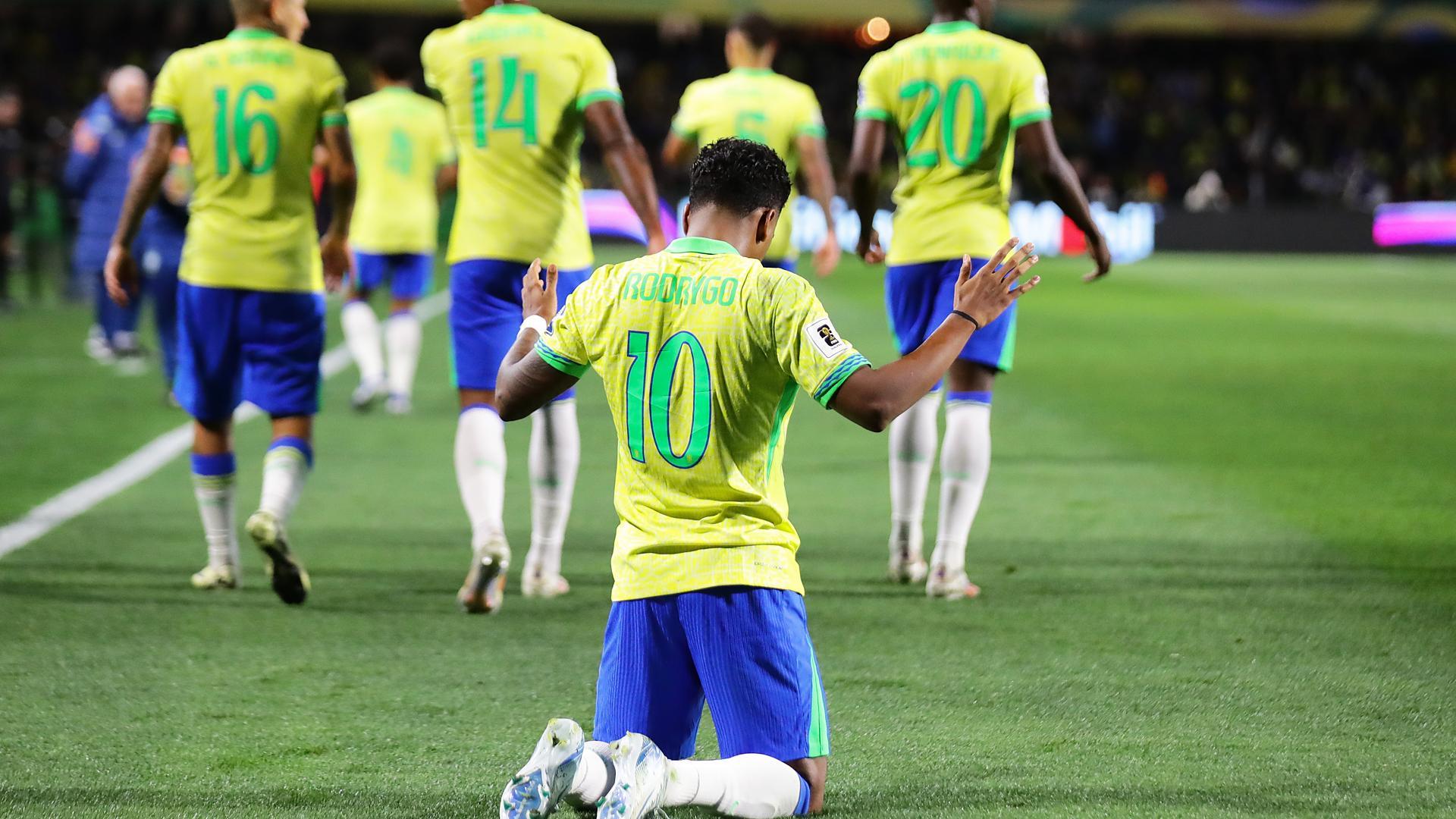 Rodrygo celebra de rodillas un tanto anotado con la Canarinha