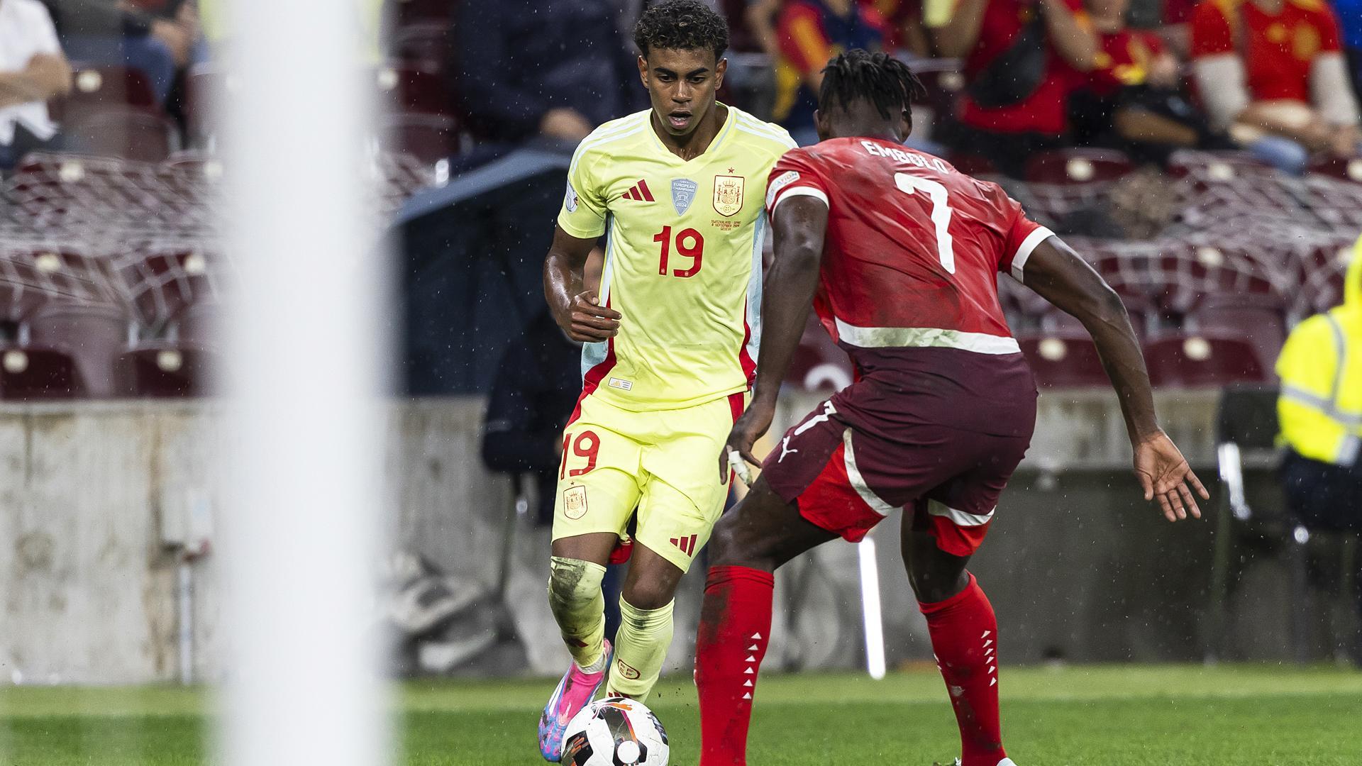 Lamine Yamal encara a un suizo durante el choque de la Liga de Naciones disputado en Ginebra