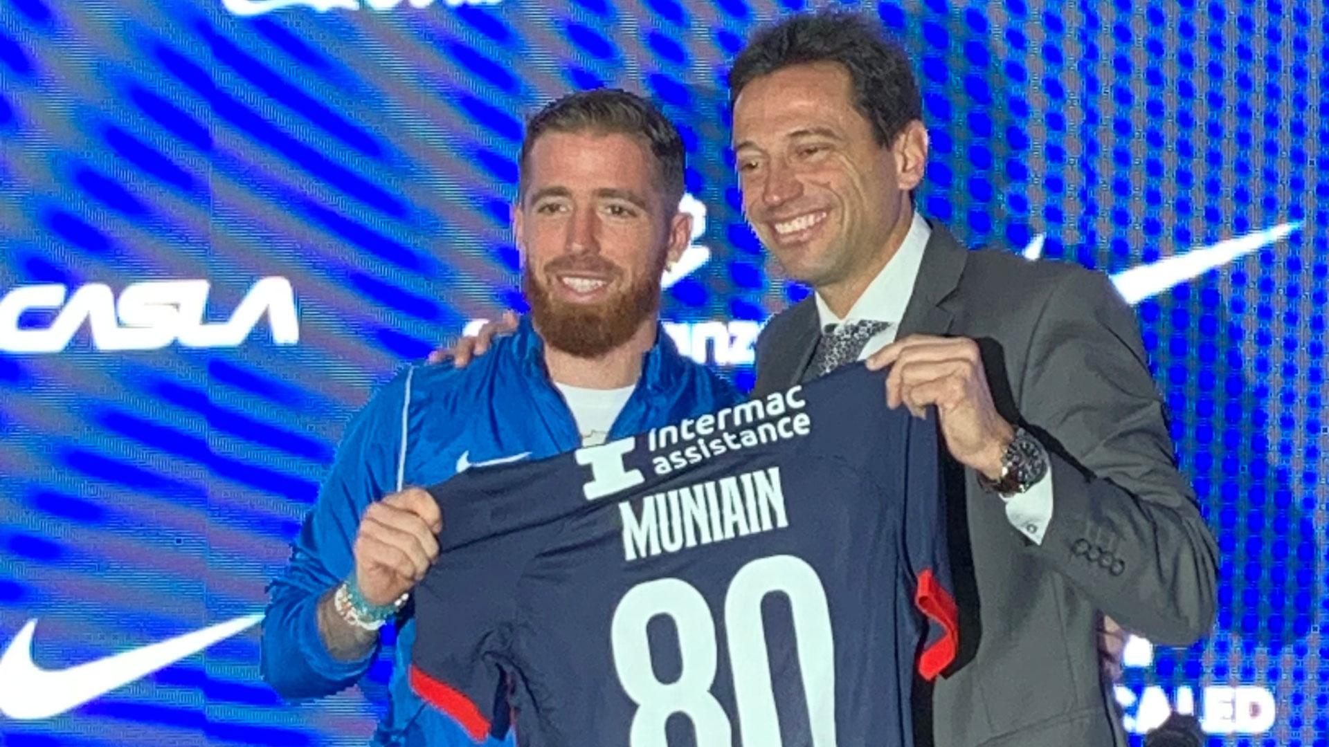El futbolista español Iker Muniain (i) posa con el presidente de San Lorenzo, Marcelo Moretti, durante su presentación como nuevo refuerzo del San Lorenzo