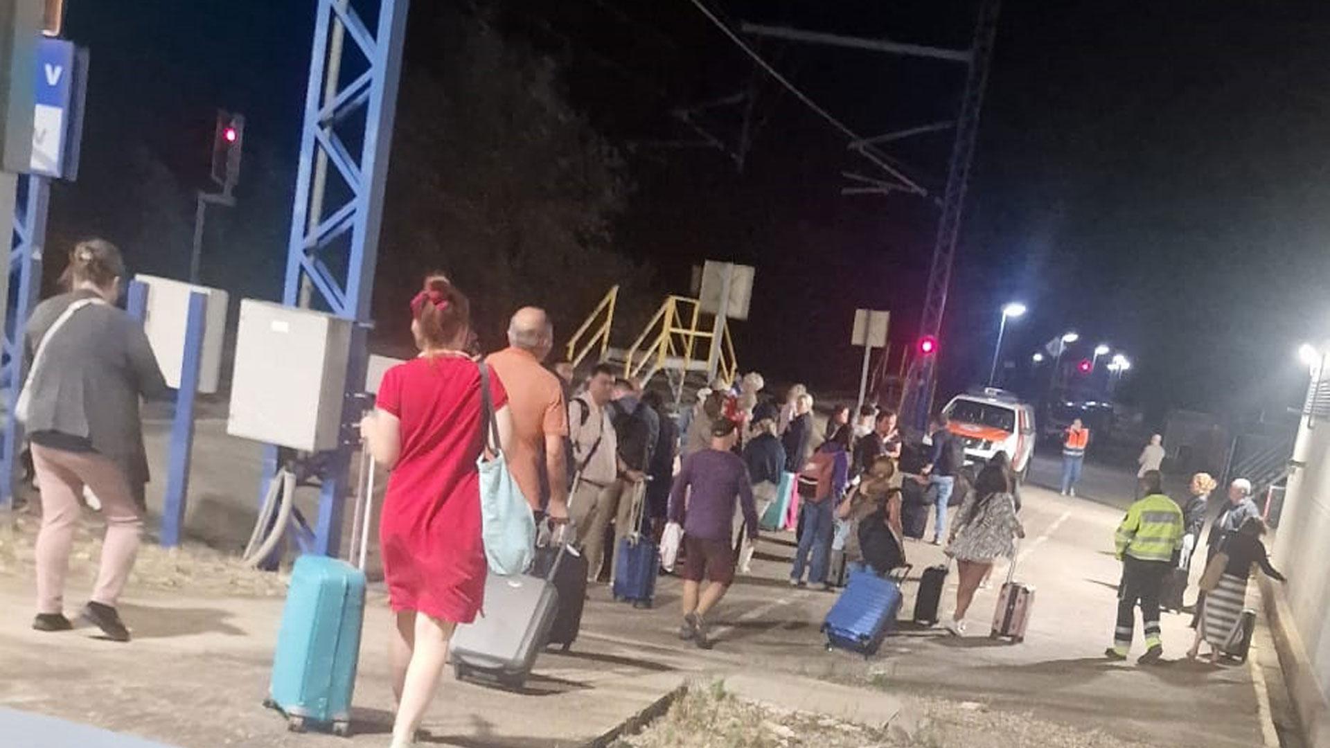 Los pasajeros han tenido que bajarse del tren en el intercambiador de Plasencia de Jalón, donde llevaban parados más de dos horas