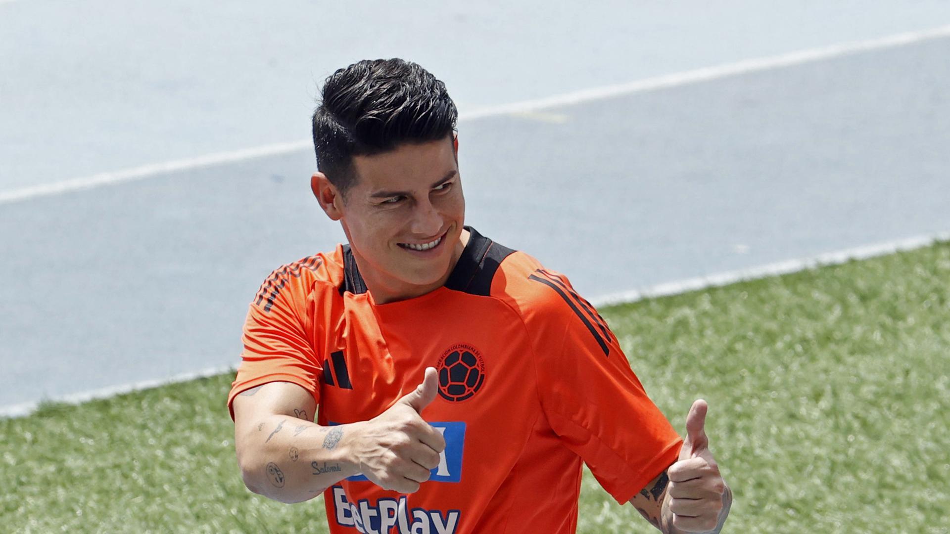 James Rodríguez de la selección nacional de fútbol de Colombia saluda a los asistentes durante un entrenamiento