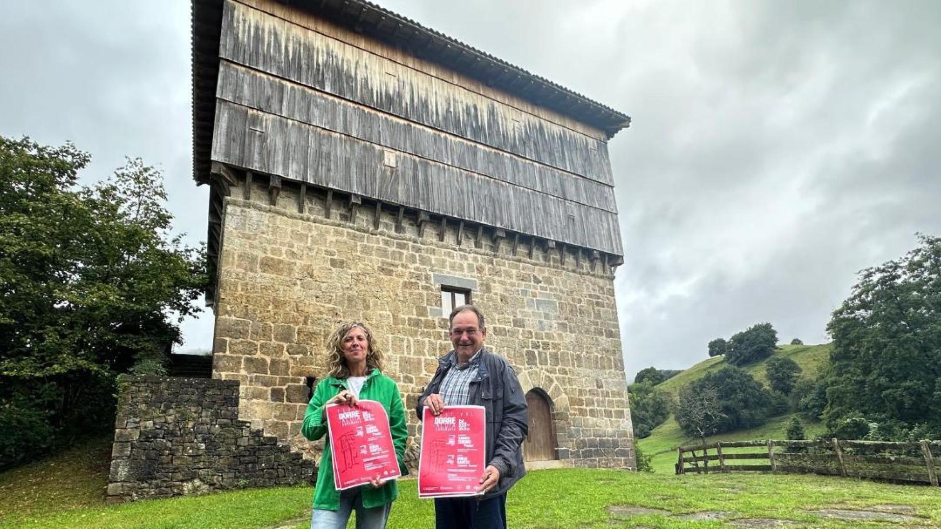 La alcaldesa de Donamaria, Natalia Rekarte, y Eugenio Tamayo, en la presentación del festival de solidaridad.