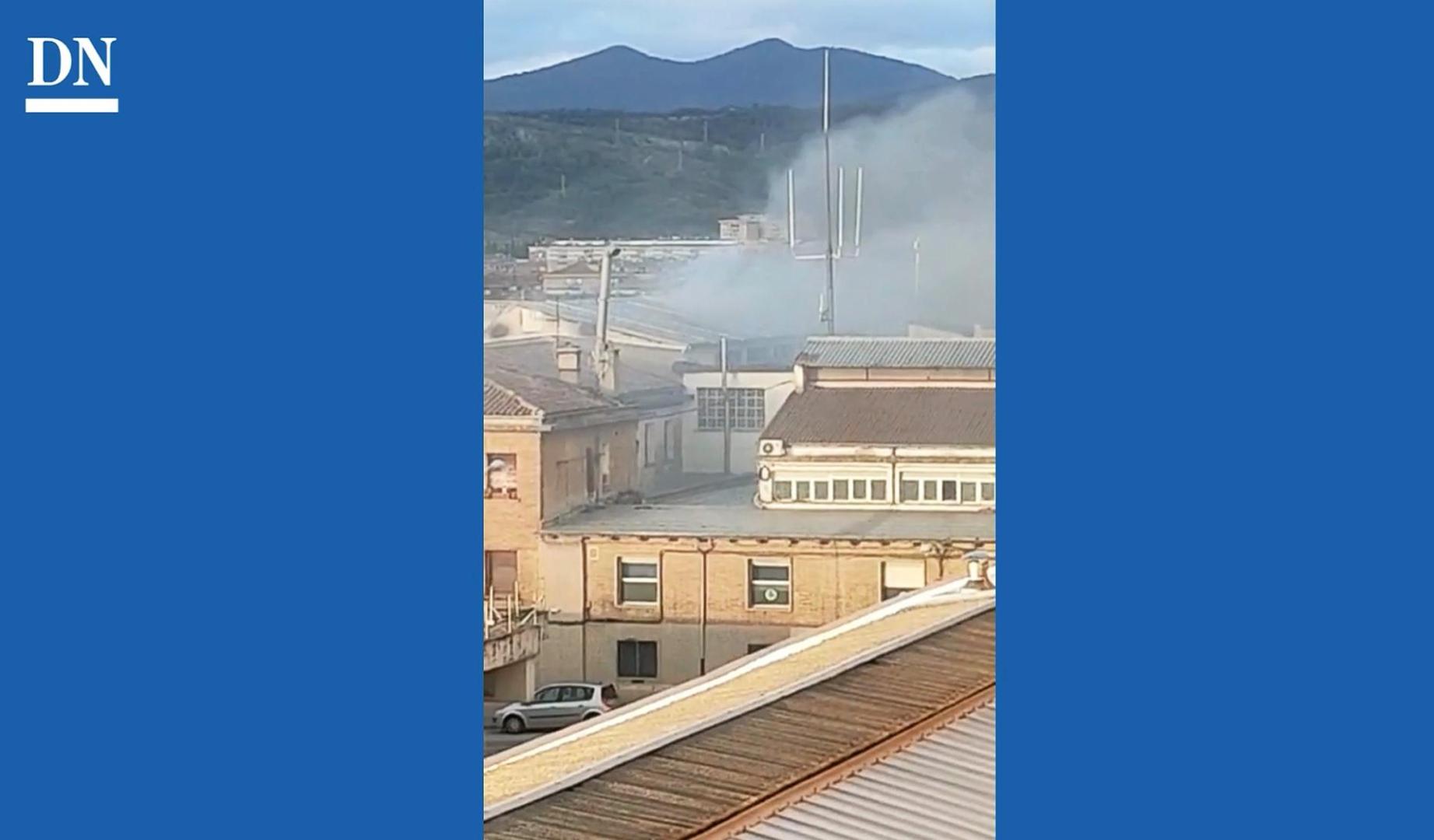 Vídeo del incendio que ha afectado al tejado del edificio de la Policía Municipal de Pamplona