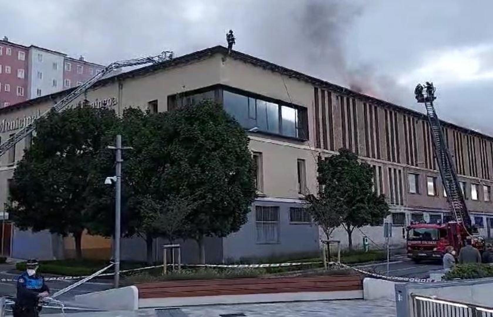 Vídeo: los bomberos trabajan en el fuego que afecta al tejado del edificio de Policía Municipal