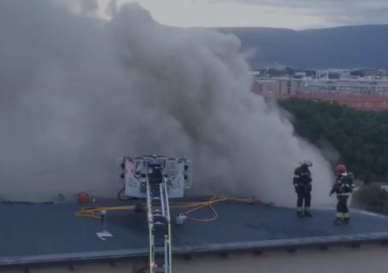 Vídeo del humo saliendo del tejo de las instalaciones de Policía Municipal en Pamplona