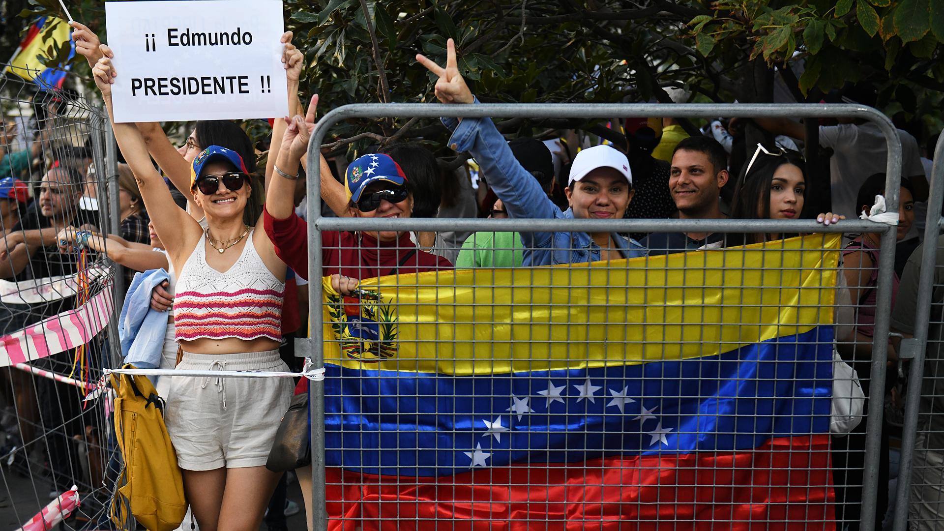 Decenas de personas durante una concentración frente al Congreso de los Diputados para reivindicar a Edmundo González presidente electo de Venezuela