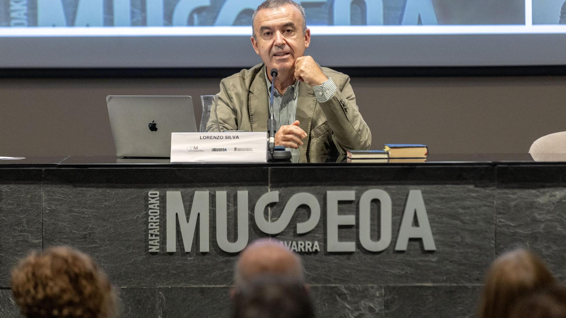 El escritor Lorenzo Silva, durante su conferencia de este martes en el salón de actos del Museo de Navarra.