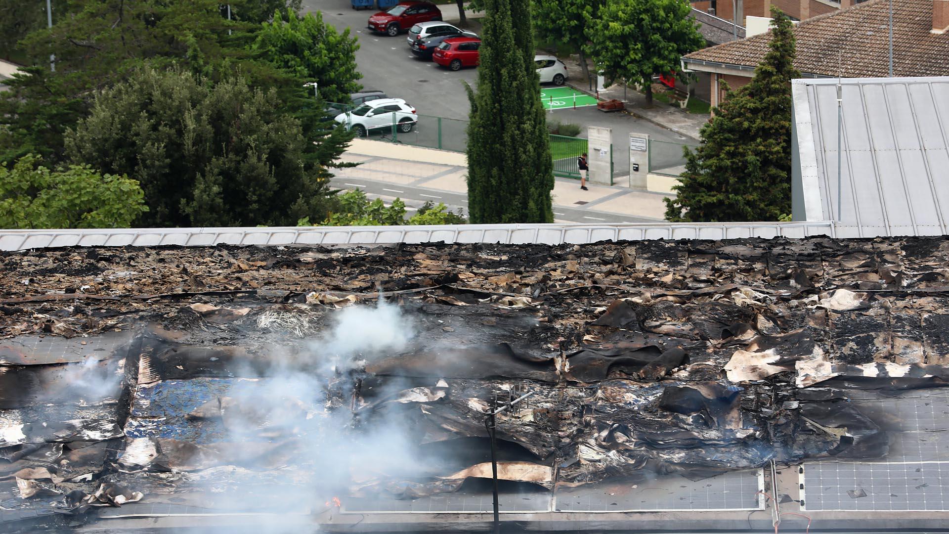 Fotos del incendio en el tejado del edificio de Policía Municipal de Pamplona ya controlado. /