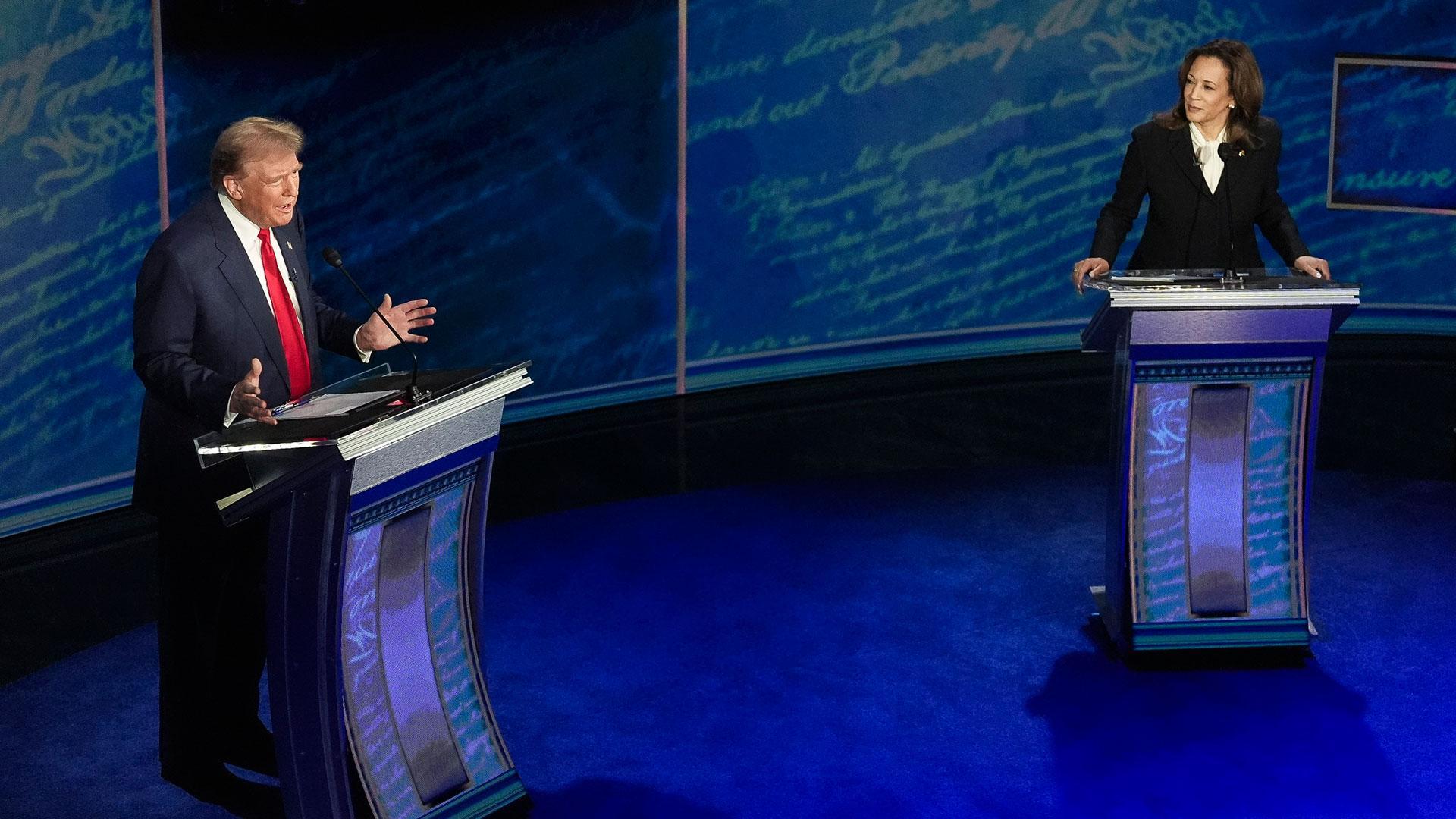 Los candidatos a la presidencia de Estados Unidos, la vicepresidenta Kamala Harris y el expresidente Donald Trump, durante el debate televisivo de este martes